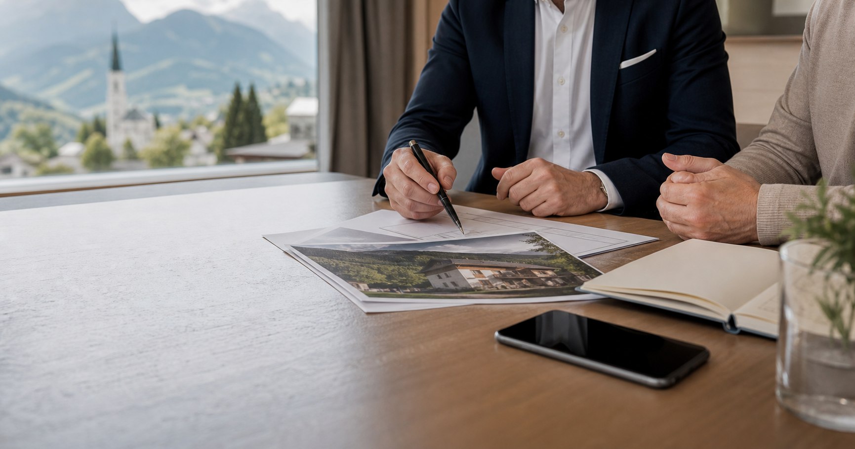 Beratungsgespräch über einen landwirtschaftlichen Hof mit Unterlagen und Hofbild auf dem Tisch